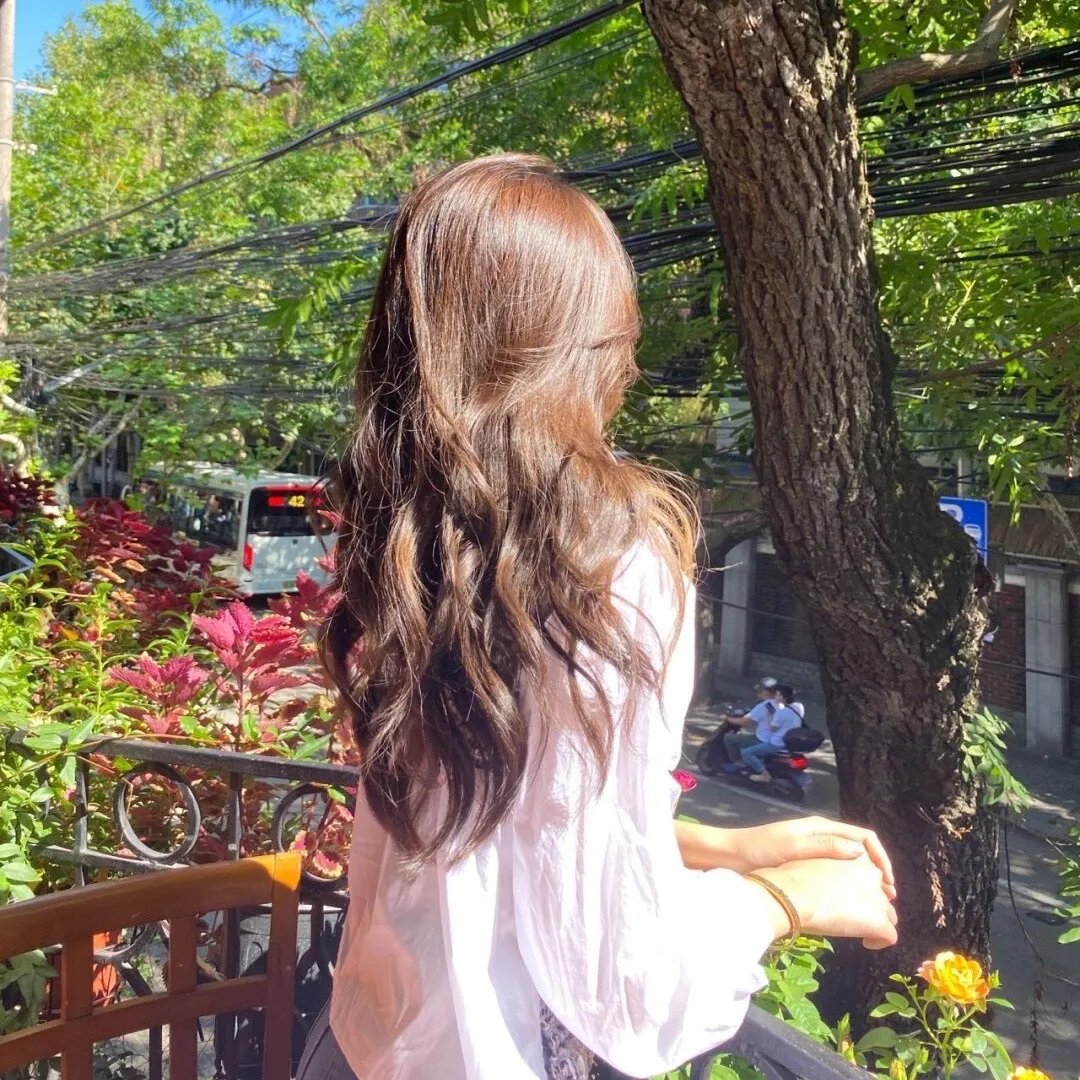 两位穿着同样内衣的女子